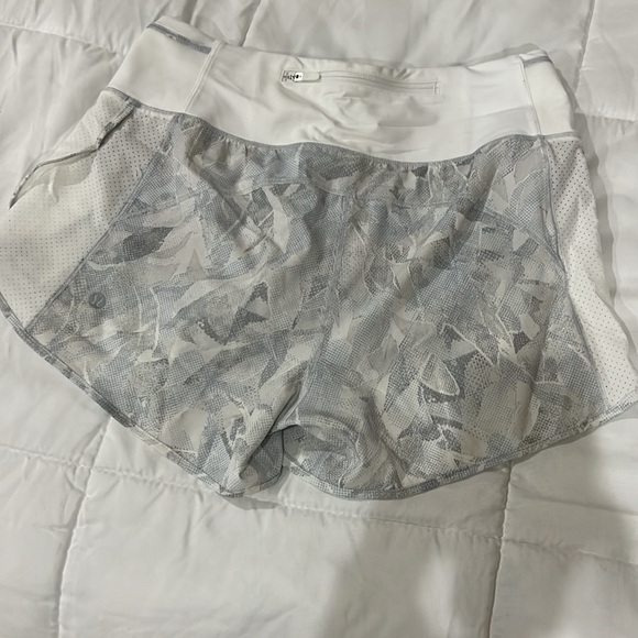 LULULEMON Running shorts. Size 6 - Picture 2 of 5